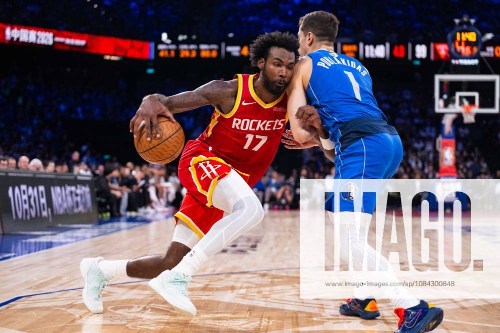 (261010) -- MACAO, Oct. 10, 2026 -- Tari Eason (L) of Houston Rockets vies with John Poulakidas of Dallas Mavericks during the 2026-2027 NBA, Basketball Herren, USA preseason game between Houston Rockets and Dallas Mavericks in Macao, south China, Oct. 9, 2026. ) (SP)CHINA-MACAO-BASKETBALL-NBA PRESEASON-ROCKETS VS MAVERICKS(CN) CheongxKamxKa
