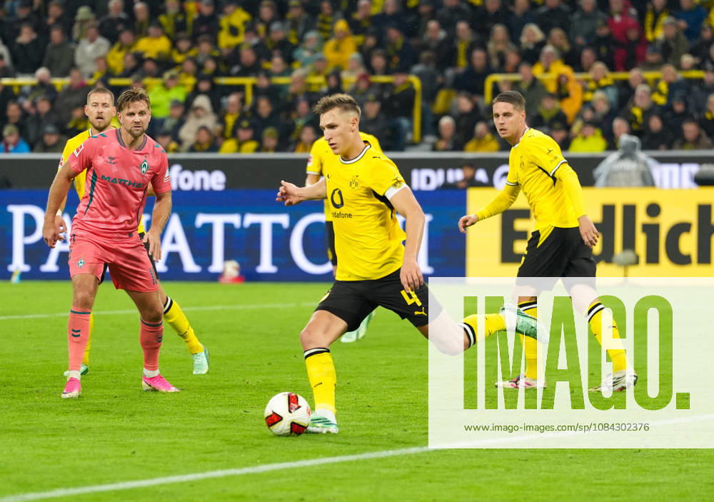 Nico Schlotterbeck, Borussia Dortmund, 4 on the ball (GER), Borussia Dortmund vs. SV Werder Bremen, Bundesliga 1, Matchday 5, 2026–27 season, SIGNAL IDUNA PARK, Dortmund, October 9, 2026 DFL regulations prohibit any use of photographs as image sequences and or quasi-video Borussia Dortmund vs. SV Werder Bremen, Bundesliga 1, Matchday 5, 2026–27 Season, October 9, 2026, Dortmund