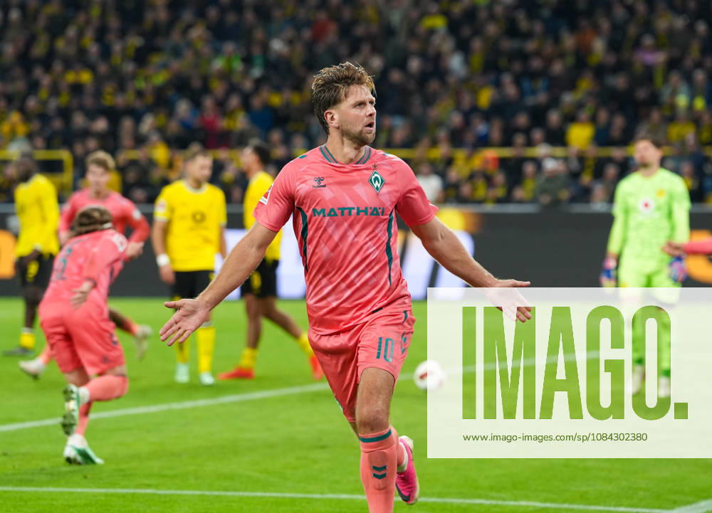 Niclas Fuellkrug of SV Werder Bremen, 10, celebrates after his team s second goal, which tied the game. GER, Borussia Dortmund vs. SV Werder Bremen, Bundesliga 1, Matchday 5, 2026–27 season, SIGNAL IDUNA PARK, Dortmund, October 9, 2026. DFL regulations prohibit any use of photographs as image sequences and or quasi-video. Borussia Dortmund vs. SV Werder Bremen, Bundesliga 1, Matchday 5, 2026–27 season, September 10, 2026, Dortmund