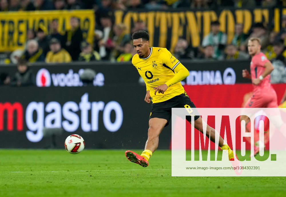 Felix Nmecha of Borussia Dortmund, No. 8, plays the ball. GER, Borussia Dortmund vs. SV Werder Bremen, Bundesliga 1, Matchday 5, 2026–27 season, SIGNAL IDUNA PARK, Dortmund, October 9, 2026. DFL regulations prohibit any use of photographs as image sequences and or quasi-video. Borussia Dortmund vs. SV Werder Bremen, Bundesliga 1, Matchday 5, 2026–27 season, October 9, 2026, Dortmund