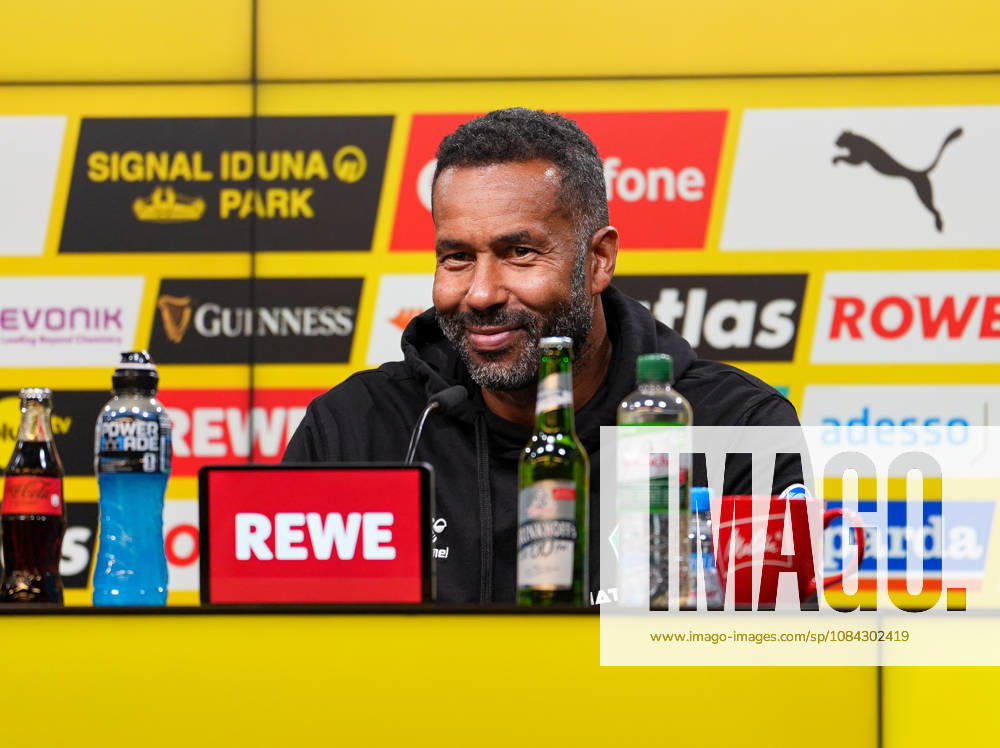 Daniel Thioune, head coach of SV Werder Bremen, speaks with media representatives at the postgame press conference; GER, Borussia Dortmund vs. SV Werder Bremen, Bundesliga 1, Matchday 5, 2026–27 season, SIGNAL IDUNA PARK, Dortmund, October 9, 2026. DFL regulations prohibit any use of photographs as image sequences and or quasi-video. Borussia Dortmund vs. SV Werder Bremen, Bundesliga 1, Matchday 5, 2026–27 season, October 9, 2026, Dortmund