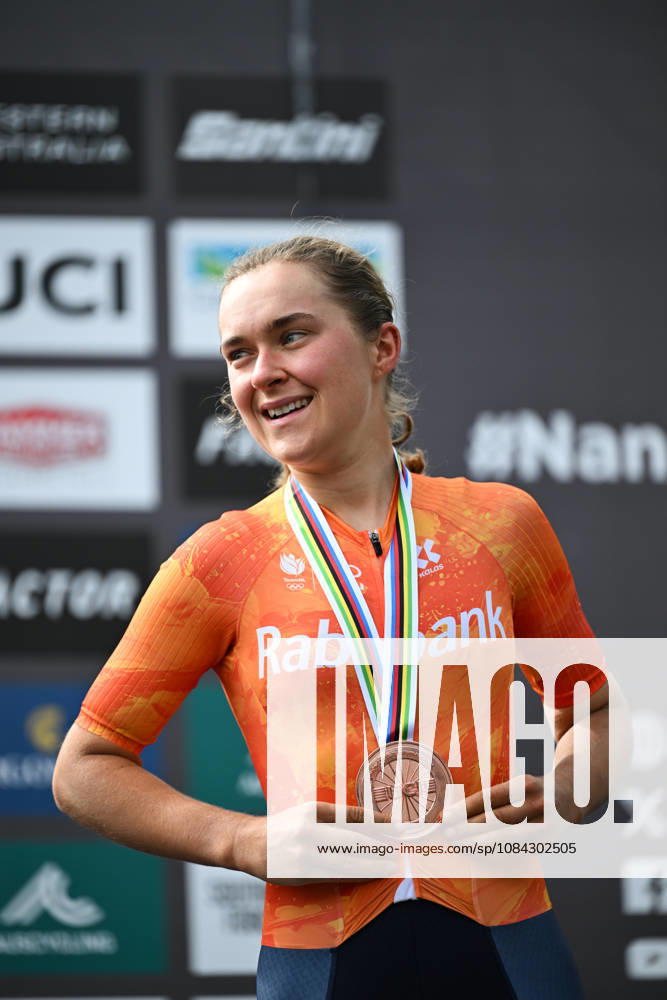 2026 UCI Gravel World Championships Picture by Zac Williams SWpix.com - 10 10 2026 - Cycling - 2026 UCI Gravel World Championships - Nannup, Western Australia, Australia - Womens Elite Podium - Larissa Hartog (Netherlands) receiving the Bronze Medal