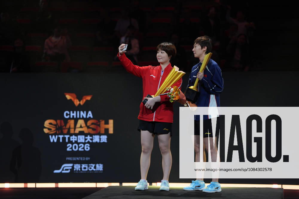 (261010) -- BEIJING, Oct. 10, 2026 -- Champions Wang Manyu(R) Kuai Man of China take a selfie with their trophies during the awarding ceremony after the women s doubles final match against Harimoto Miwa Hayata Hina of Japan at 2026 World Table tennis, Tischtennis (WTT) China Smash in Beijing, China, Oct. 10, 2026. ) (SP)CHINA-BEIJING-TABLE TENNIS-WTT-CHINA SMASH-WOMEN S DOUBLES (CN) XiexHan