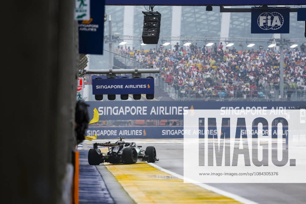 F1 - SINGAPORE GRAND PRIX 2026 RUSSELL George (gbr), Mercedes AMG F1 Team W17, portrait, crash, accident, rain, pluie, during the 2026 Formula 1 Singapore Grand Prix, 17th round of the 2026 Formula One World Championship, WM, Weltmeisterschaft from October 9 to 11, 2026 on the Marina Bay Street Circuit, in Singapore, Singapore - SingaporeSingapore