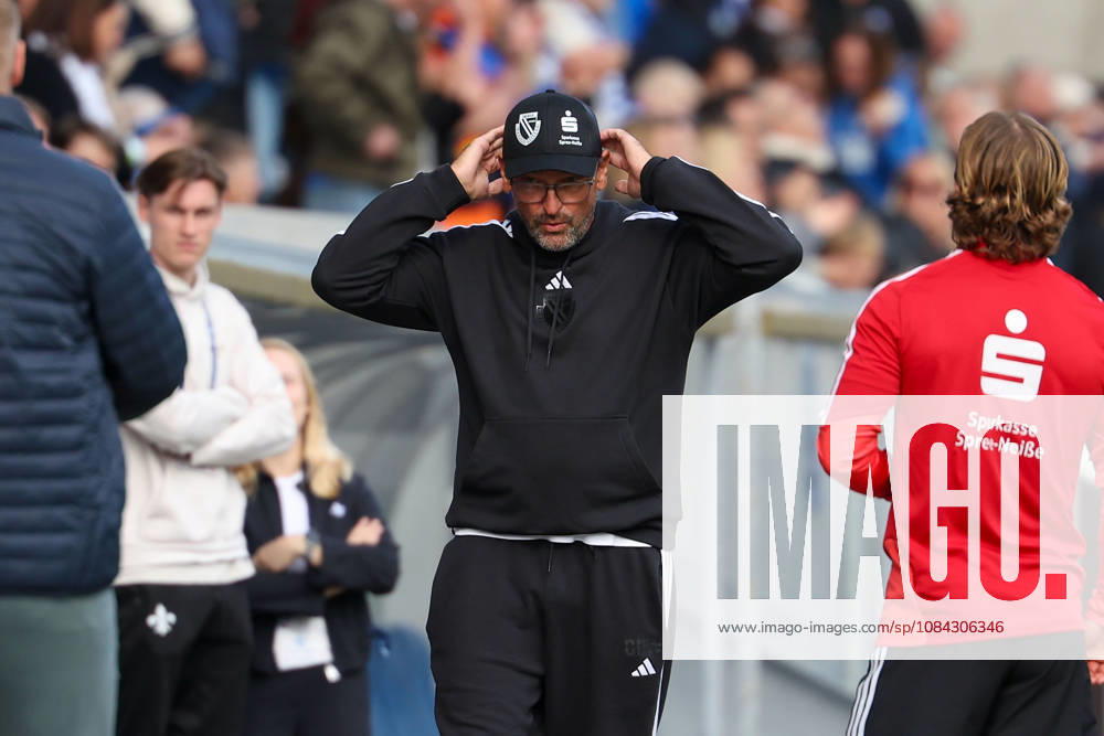 Soccer 2. Bundesliga SV Darmstadt 98 vs. Energie Cottbus, coach Claus Dieter Wollitz, Energie Cottbus