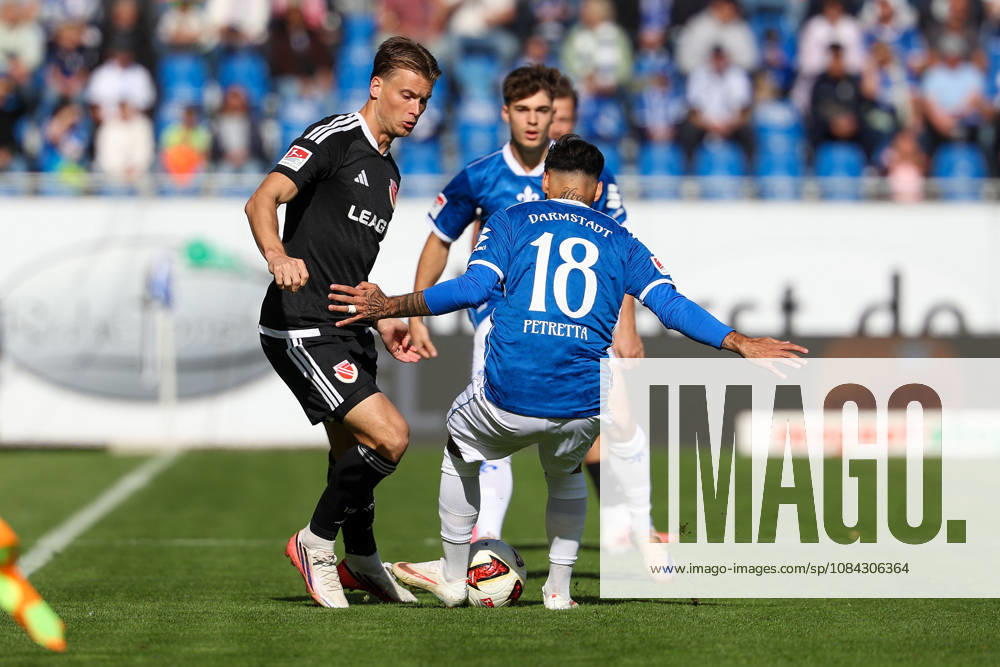 Soccer 2. Bundesliga SV Darmstadt 98 vs. Energie Cottbus, Moritz Hannemann (Energie Cottbus), Raoul Petretta (SV Darmstadt 98) battle for the ball