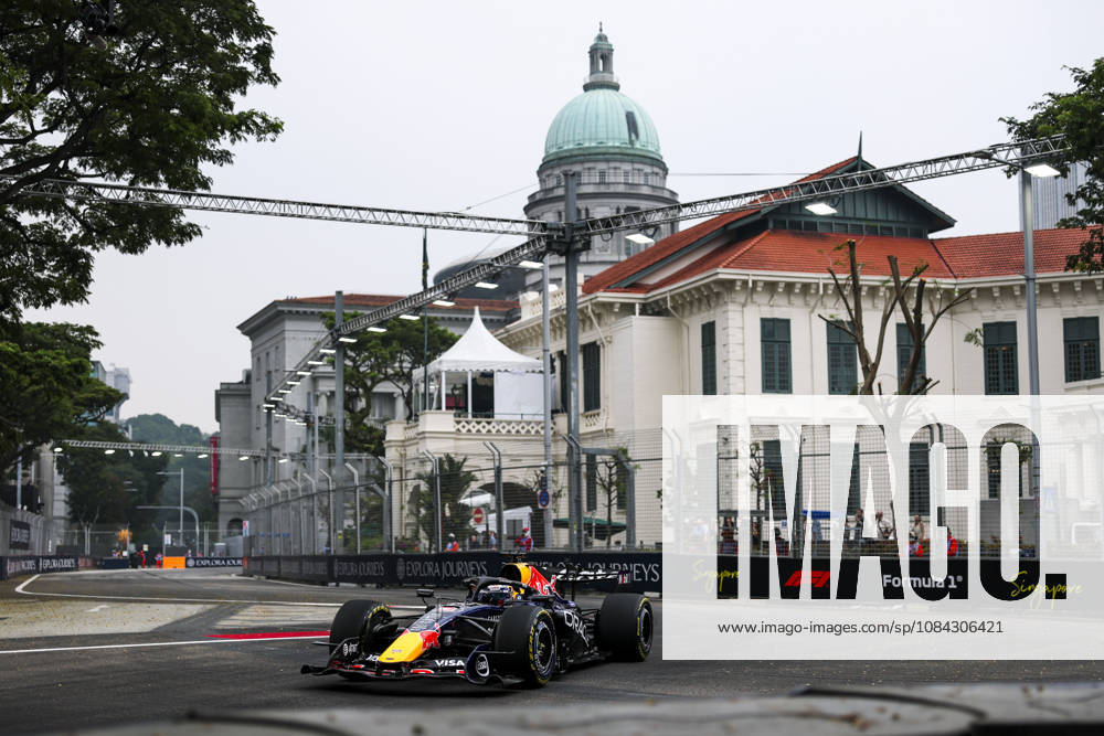 F1 - SINGAPORE GRAND PRIX 2026 03 VERSTAPPEN Max (nld), Red Bull Racing Ford RB22, action, rain, pluie, during the 2026 Formula 1 Singapore Grand Prix, 17th round of the 2026 Formula One World Championship, WM, Weltmeisterschaft from October 9 to 11, 2026 on the Marina Bay Street Circuit, in Singapore, Singapore - SingaporeSingapore