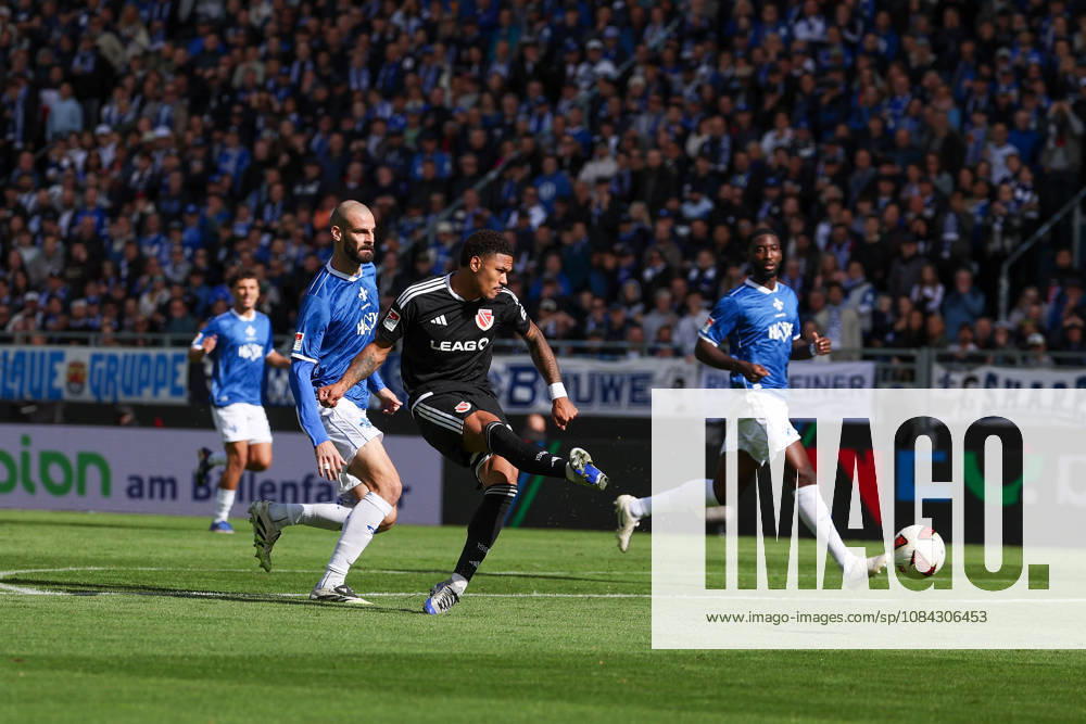 Soccer, 2. Bundesliga, SV Darmstadt 98 vs. Energie Cottbus, from left: Grayson Dettoni (SV Darmstadt 98) and Justin Butler (Energie Cottbus) scores the goal, making the score 0–1