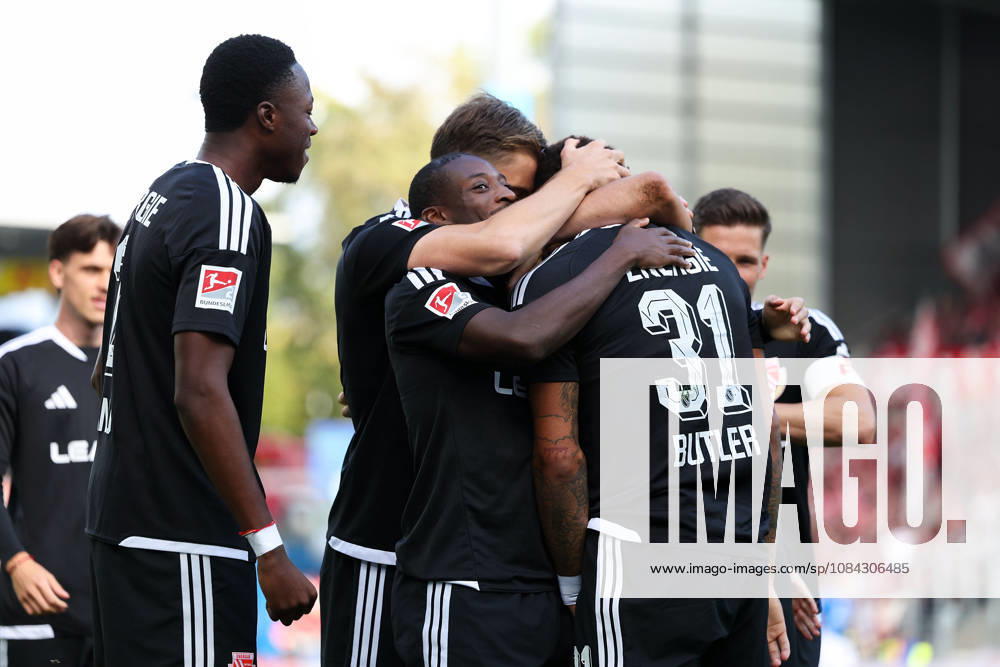 Soccer 2. Bundesliga SV Darmstadt 98 vs. Energie Cottbus, Justin Butler of Energie Cottbus and his teammates are seen celebrating after scoring a goal to make the score 0–1