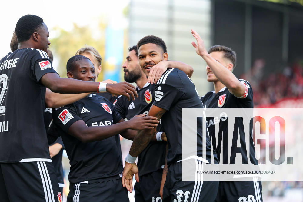 Soccer 2. Bundesliga SV Darmstadt 98 vs. Energie Cottbus, Justin Butler of Energie Cottbus and his teammates are seen celebrating after scoring a goal to make the score 0–1