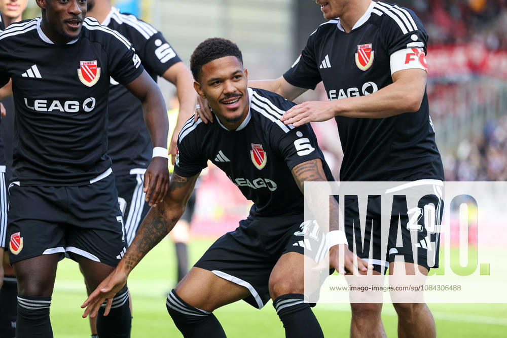 Soccer 2. Bundesliga SV Darmstadt 98 vs. Energie Cottbus, Justin Butler of Energie Cottbus and his teammates are seen celebrating after scoring a goal to make the score 0–1