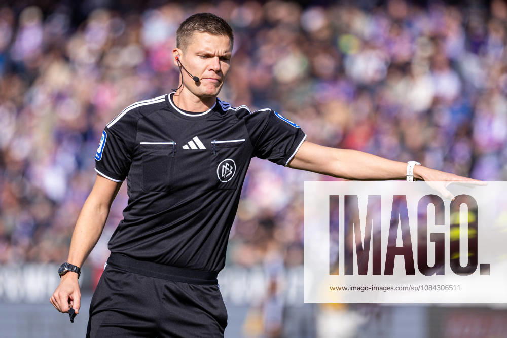 Referee Florian Exner gestures during the GER match between VfL Osnabrück and SG Dynamo Dresden, soccer, 2. Bundesliga, Matchday 7, 2026–2027 season, October 10, 2026 DFL regulations prohibit the use of photographs as image sequences and or quasi-video GER, VfL Osnabrück vs. SG Dynamo Dresden, Soccer, 2. Bundesliga, Matchday 7, 2026–2027 season, October 10, 2026, Osnabrück