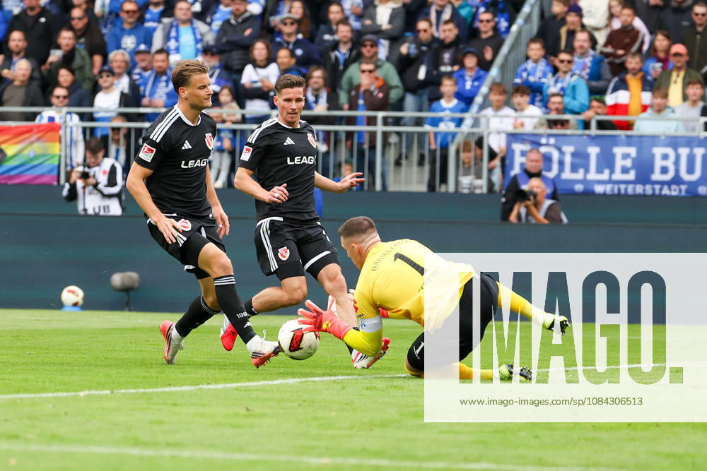 Soccer, 2. Bundesliga, SV Darmstadt 98 vs. Energie Cottbus, left: Moritz Hannemann (Energie Cottbus), goalkeeper; Marcel Schuhen (SV Darmstadt 98) battles for the ball