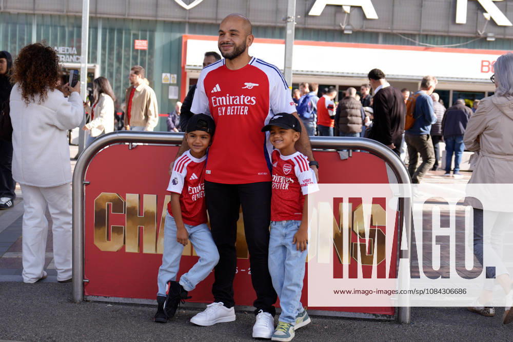 10th October 2026; Emirates Stadium, London, England; Premier League Football, Arsenal versus Leeds United; A general view of supporters outside the Emirates stadium prior to the kick-off TomxMajor