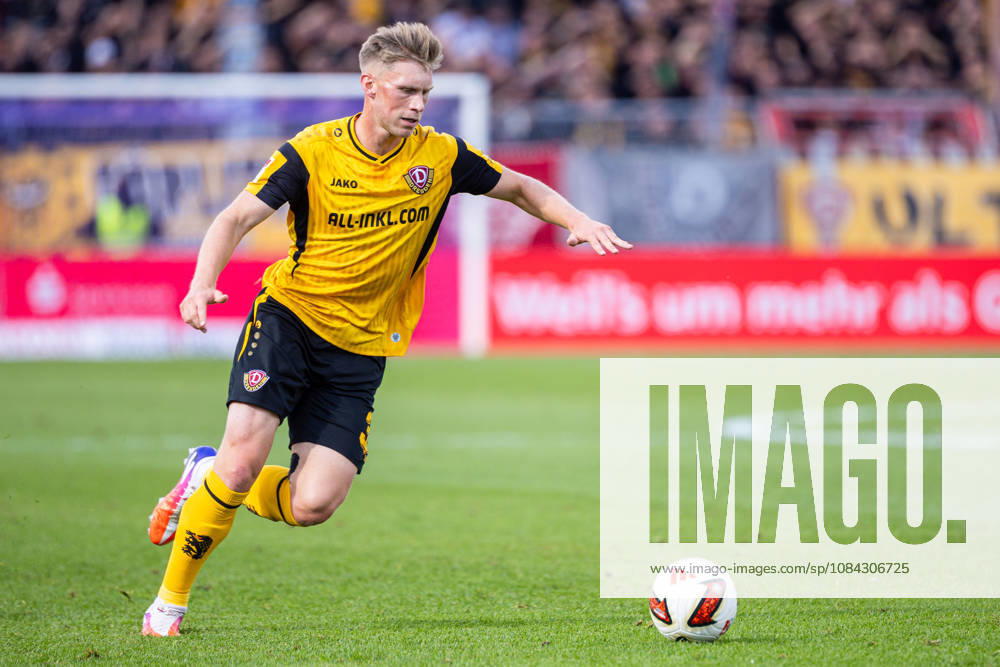 Jonas Sterner, SG Dynamo Dresden, 32 with the ball (GER), VfL Osnabrück vs. SG Dynamo Dresden, Soccer, 2. Bundesliga, Matchday 7, 2026–2027 season, October 10, 2026 DFL regulations prohibit any use of photographs as image sequences and or quasi-video GER, VfL Osnabrück vs. SG Dynamo Dresden, soccer, 2. Bundesliga, Matchday 7, 2026–2027 season, October 10, 2026, Osnabrück