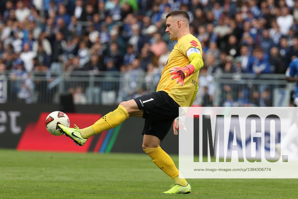 Soccer, 2. Bundesliga, SV Darmstadt 98 vs. Energie Cottbus, left, goalkeeper Marcel Schuhen of SV Darmstadt 98 in action with the ball