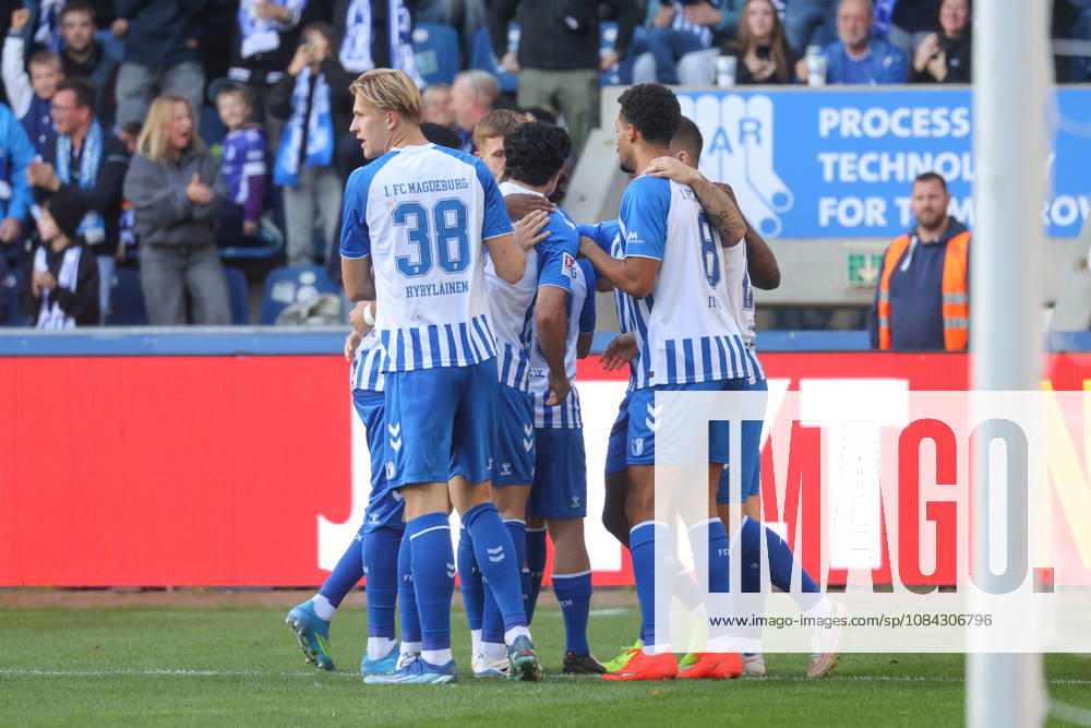 Soccer, 2. Bundesliga, 1. FC Magdeburg vs. Hannover 96, Magdeburg after Moritz Broni Kwarteng scores the 1-0 goal for Magdeburg, 10 cheers, Goal celebration, cheering the goal, celebrate the goal, celebration Magdeburg