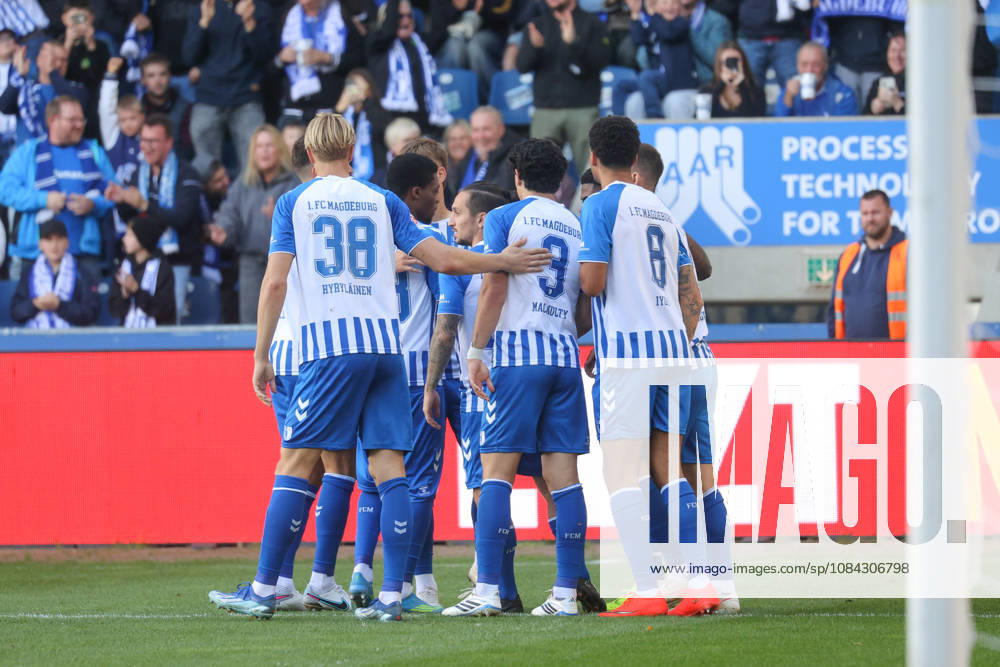 Soccer, 2. Bundesliga, 1. FC Magdeburg vs. Hannover 96, Magdeburg after Moritz Broni Kwarteng scores the 1-0 goal for Magdeburg, 10 cheers, Goal celebration, cheering the goal, celebrate the goal, celebration Magdeburg