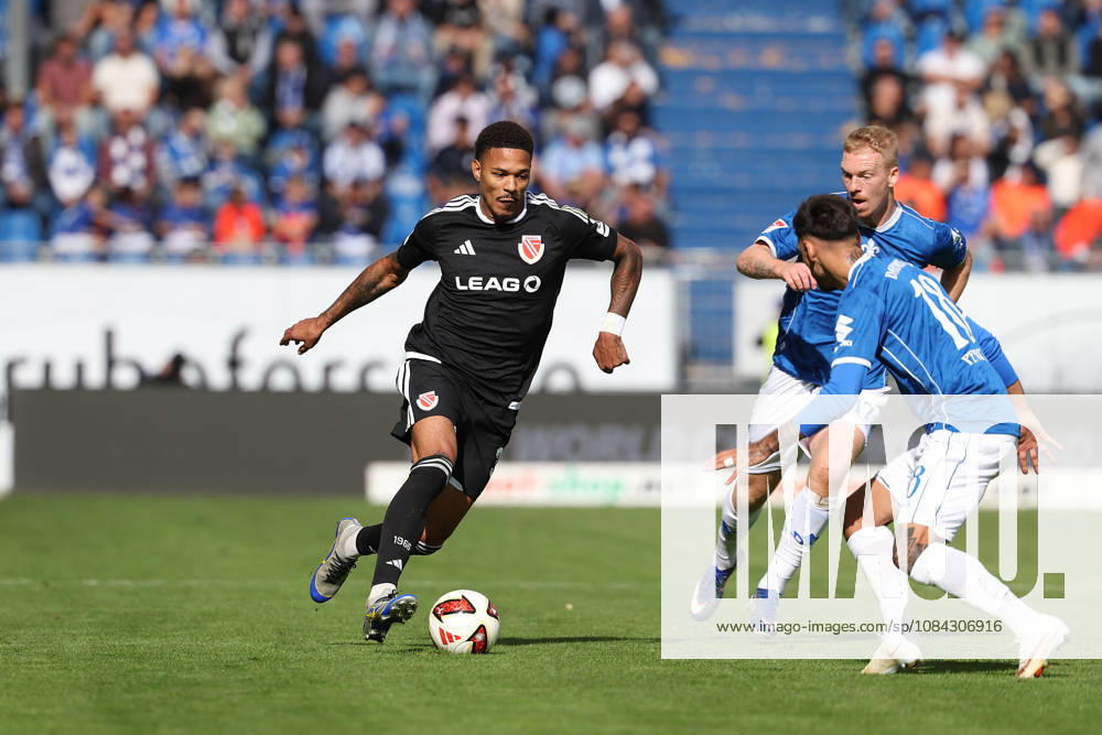 Soccer 2. Bundesliga SV Darmstadt 98 vs. Energie Cottbus, Justin Butler (Energie Cottbus) and Raoul Petretta (SV Darmstadt 98) in action, with the ball