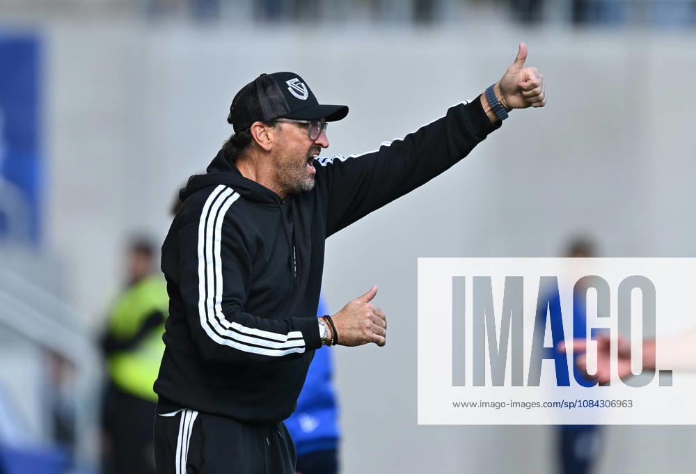 Soccer 2. Bundesliga, SV Darmstadt 98 vs. Energie Cottbus; Coach Claus Dieter Wollnitz of FC Energie Cottbus gives instructions, gesticulates, waves his arms, gesticolando Darmstadt