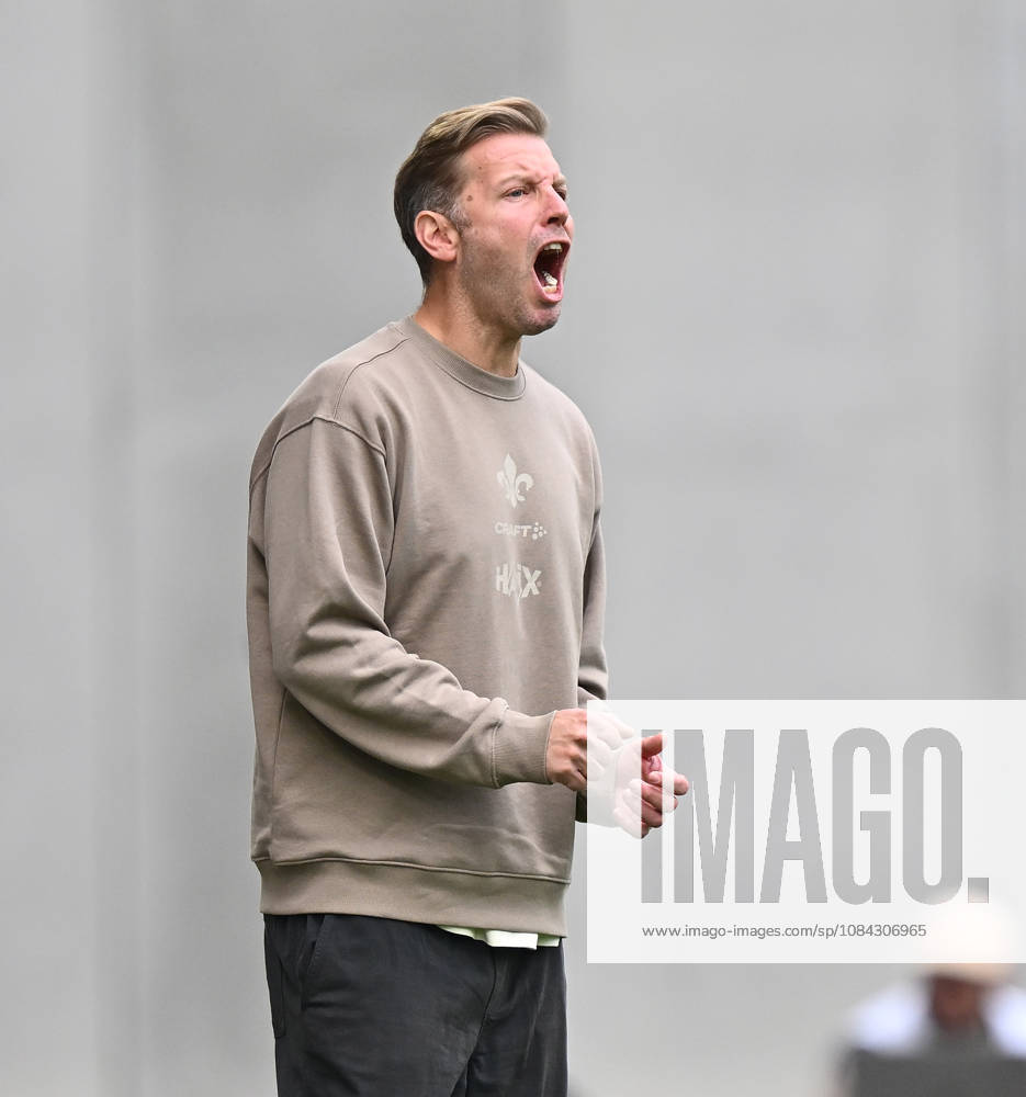 Soccer 2. Bundesliga, SV Darmstadt 98 vs. Energie Cottbus; Coach Florian Kohfeldt of SV Darmstadt 98 looks disappointed, disappointed gives instructions, gesticulates, gesticulating with his arms Darmstadt