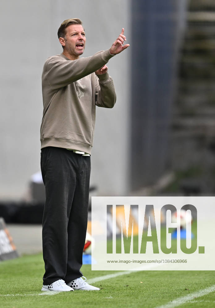 Soccer 2. Bundesliga, SV Darmstadt 98 vs. Energie Cottbus; Coach Florian Kohfeldt of SV Darmstadt 98 gives instructions, gesticulates, waves his arms, gesticolando Darmstadt