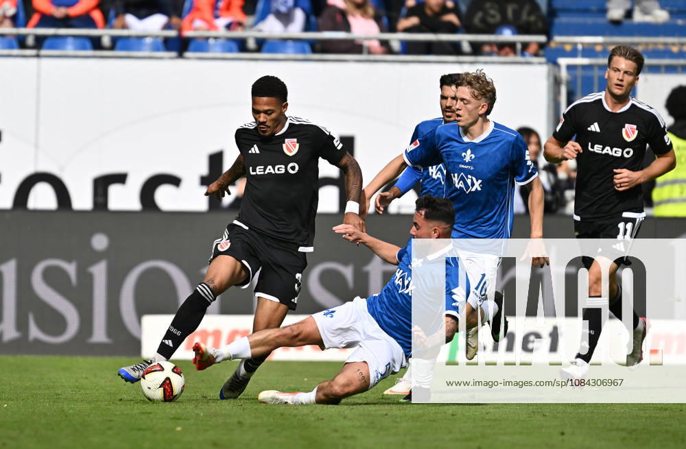 Soccer 2. Bundesliga, SV Darmstadt 98 vs. Energie Cottbus: Justin Butler (FC Energie Cottbus), Marco Richter (SV Darmstadt 98), Nicolas Verkooijen, SV Darmstadt 98. DFL and DFB regulations prohibit any use of photographs as image sequences and or quasi-video. Darmstadt