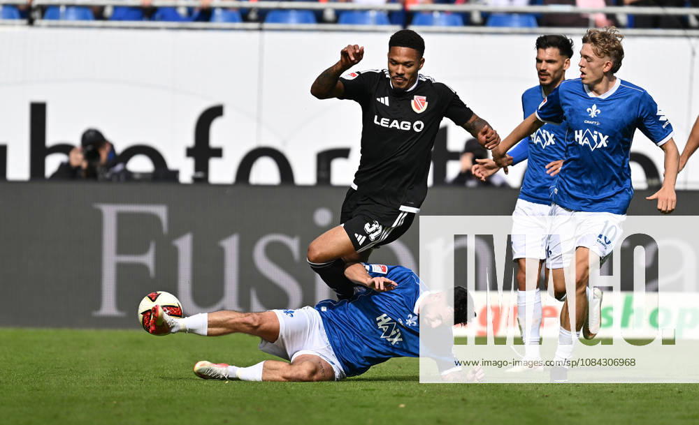 Soccer 2. Bundesliga, SV Darmstadt 98 vs. Energie Cottbus: Justin Butler (FC Energie Cottbus), Marco Richter (SV Darmstadt 98), Nicolas Verkooijen, SV Darmstadt 98. DFL and DFB regulations prohibit any use of photographs as image sequences and or quasi-video. Darmstadt
