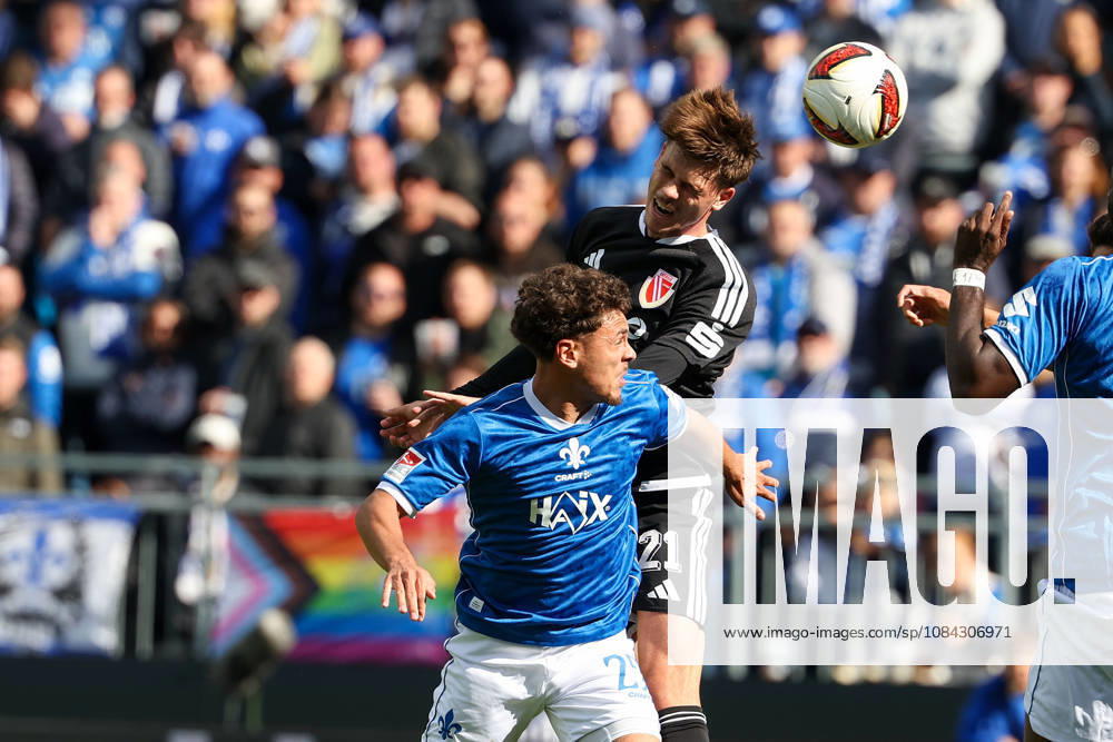 Soccer 2. Bundesliga SV Darmstadt 98 vs. Energie Cottbus, Wiliam Mikelbrencis (SV Darmstadt 98), Luca Erlein (Energie Cottbus) battle for the ball