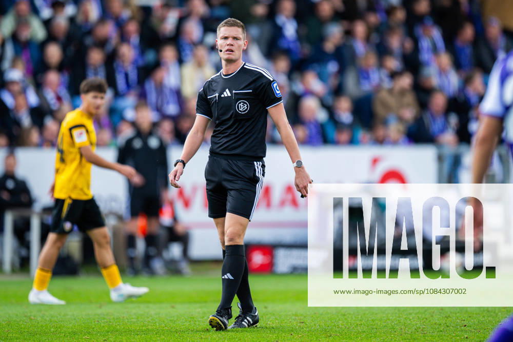 Soccer, 2026–2027, 2. Bundesliga, Matchday 7, VfL Osnabrück vs. SG Dynamo Dresden, Dr. Florian Exner, Referee. DFL regulations prohibit any use of photographs as image sequences and or quasi-video.
