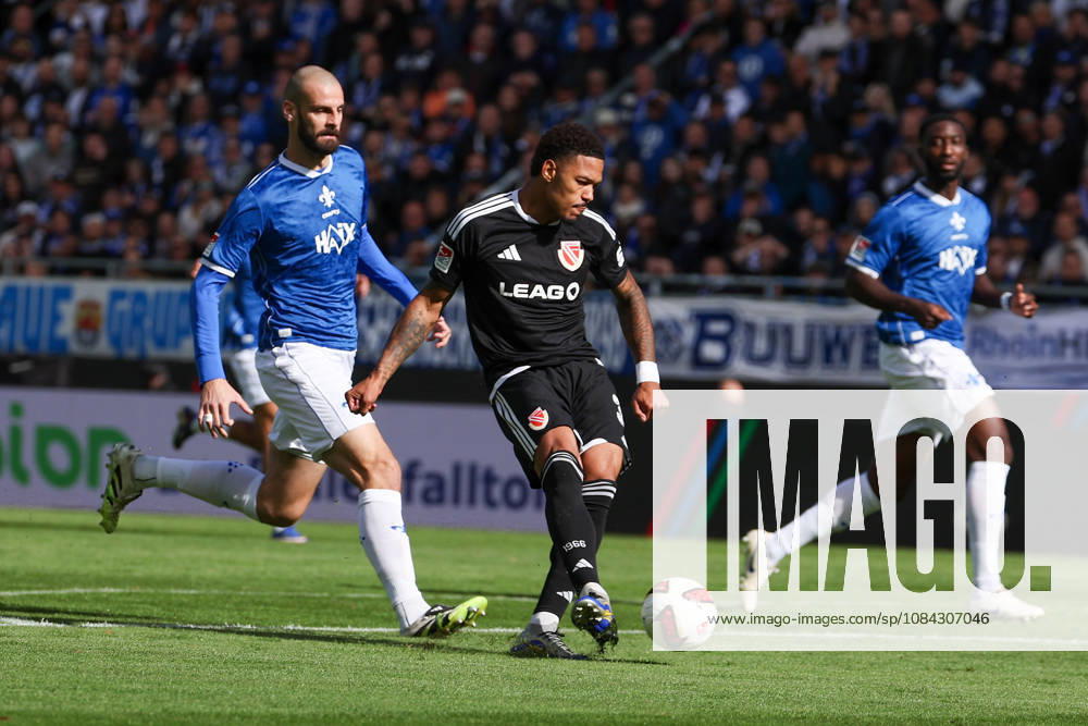 Soccer, 2. Bundesliga, SV Darmstadt 98 vs. Energie Cottbus, from left: Aleksander Vukovic (SV Darmstadt 98) and Justin Butler (Energie Cottbus) scores the goal, making the score 0–1