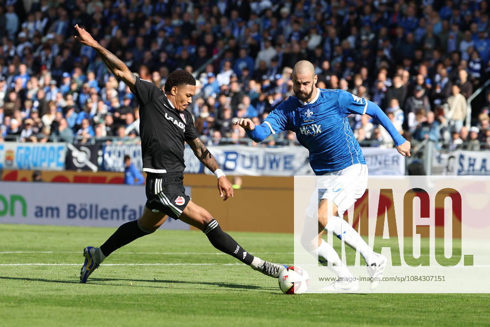 Soccer, 2. Bundesliga, SV Darmstadt 98 vs. Energie Cottbus, from left: Justin Butler (Energie Cottbus), Aleksander Vukovic (SV Darmstadt 98), battling for the ball