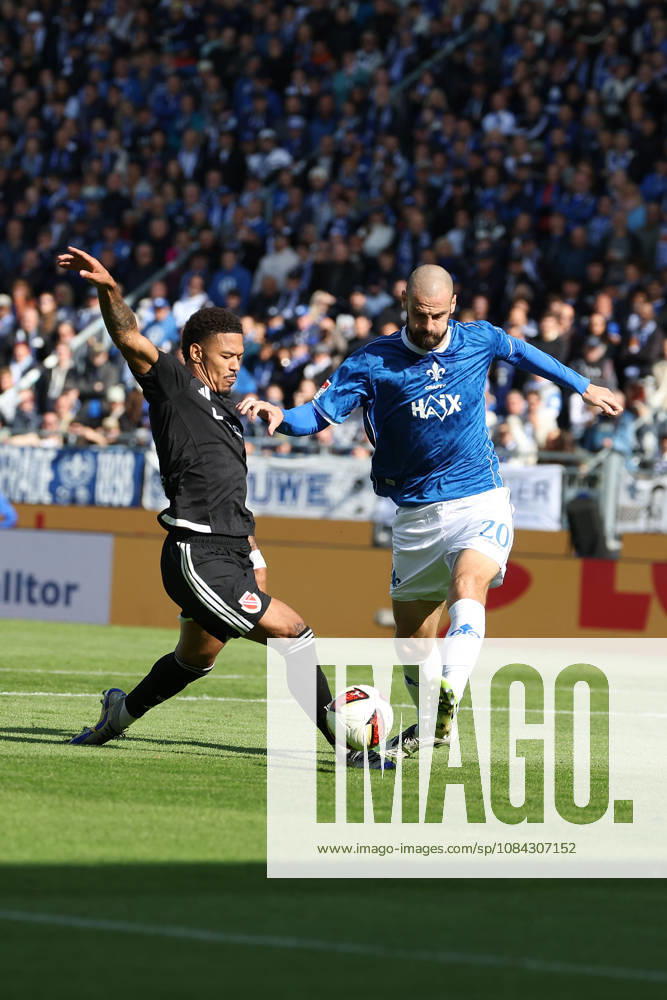Soccer, 2. Bundesliga, SV Darmstadt 98 vs. Energie Cottbus, from left: Justin Butler (Energie Cottbus), Aleksander Vukovic (SV Darmstadt 98), battling for the ball