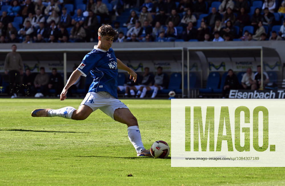 Soccer 2. Bundesliga, SV Darmstadt 98 vs. Energie Cottbus, Noah Weißhaupt (SV Darmstadt 98) scores the goal to make it 1–1. DFL and DFB regulations prohibit any use of photographs as image sequences and or quasi-video. Darmstadt