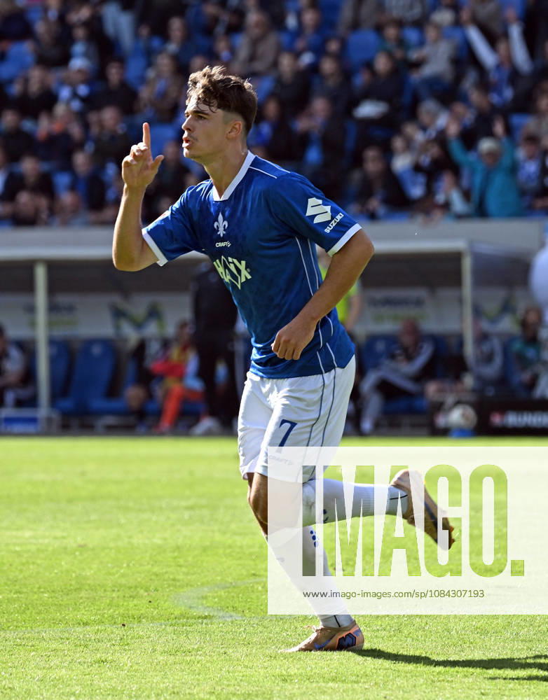 Soccer 2. Bundesliga, SV Darmstadt 98 vs. Energie Cottbus, Noah Weißhaupt (SV Darmstadt 98) scores the goal to make it 1–1. DFL and DFB regulations prohibit any use of photographs as image sequences and or quasi-video. Darmstadt