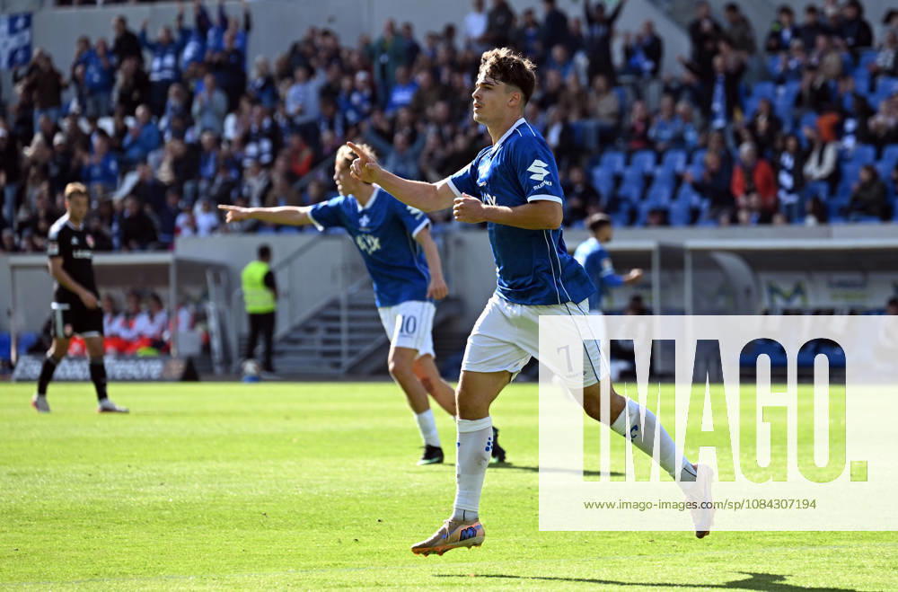 Soccer 2. Bundesliga, SV Darmstadt 98 vs. Energie Cottbus, Noah Weißhaupt (SV Darmstadt 98) scores the goal to make it 1–1. DFL and DFB regulations prohibit any use of photographs as image sequences and or quasi-video. Darmstadt