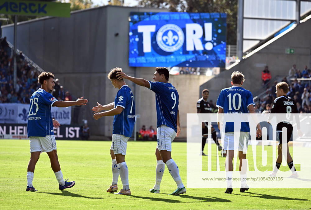 Soccer 2. Bundesliga, SV Darmstadt 98 vs. Energie Cottbus, Noah Weißhaupt (SV Darmstadt 98) scores the goal to make it 1–1. DFL and DFB regulations prohibit any use of photographs as image sequences and or quasi-video. Darmstadt