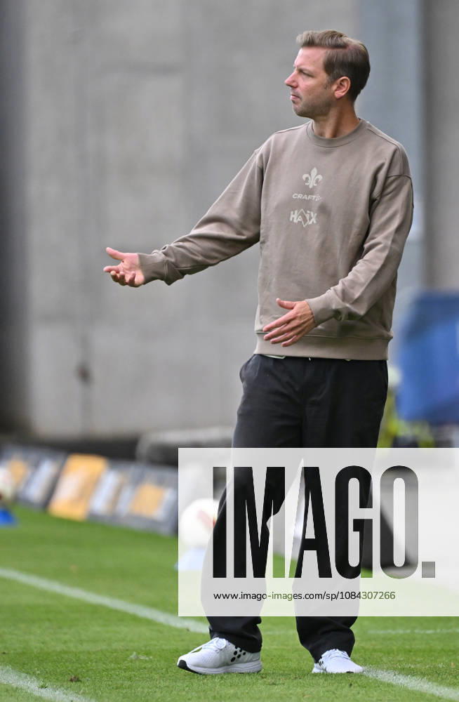 Soccer 2. Bundesliga, SV Darmstadt 98 vs. Energie Cottbus; Coach Florian Kohfeldt of SV Darmstadt 98 gives instructions. DFL and DFB regulations prohibit any use of photographs as image sequences and or quasi-video. Darmstadt