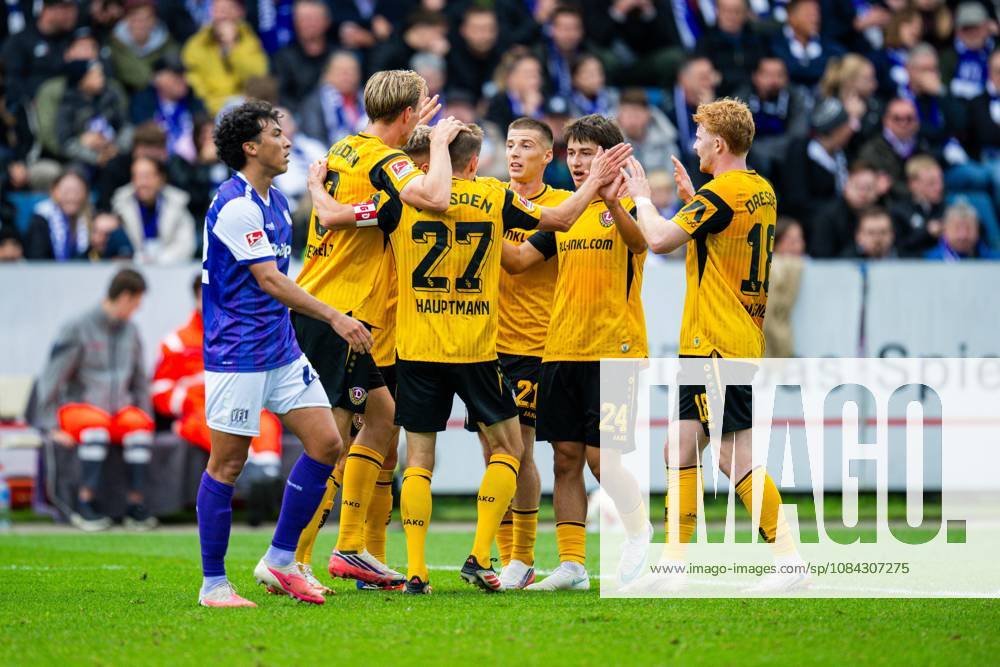 Soccer, 2026–2027, 2. Bundesliga, Matchday 7, VfL Osnabrück vs. SG Dynamo Dresden—A group of players celebrating after Niklas Hauptmann’s goal to make it 0–1 for Dresden; from left to right: Jonathan Gomez (Osnabrück), Vincent Vermeij (Dresden), Tobias Raschl (Dresden), Patrice Covic (Dresden), Robert Wagner (Dresden). DFL regulations prohibit any use of photographs as image sequences and or quasi-video.
