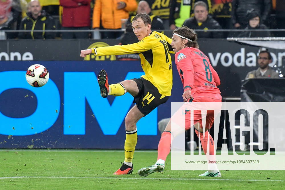 From left: Maximilian Beier (Dortmund 14) and Mitchell Weiser (Bremen 8) battling for the ball, September 10, 2026 ¢ Soccer ¢ Borussia Dortmund vs. SV Werder Bremen, Signal Iduna Park, Dortmund, DFB DFL regulations prohibit any use of photographs as image sequences and or quasi-video NRW Germany