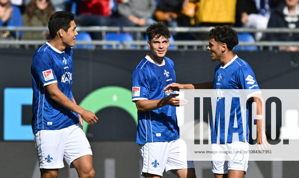 Soccer 2. Bundesliga, SV Darmstadt 98 vs. Energie Cottbus, Nicolas Verkooijen, SV Darmstadt 98; Ho Jae Ho Jae Lee, SV Darmstadt 98; Goal Scorer Noah Weißhaupt, SV Darmstadt 98; Goal celebration, celebration, goal celebration, celebrating the goal, 1–1, cheering, celebrated, cheers, Darmstadt