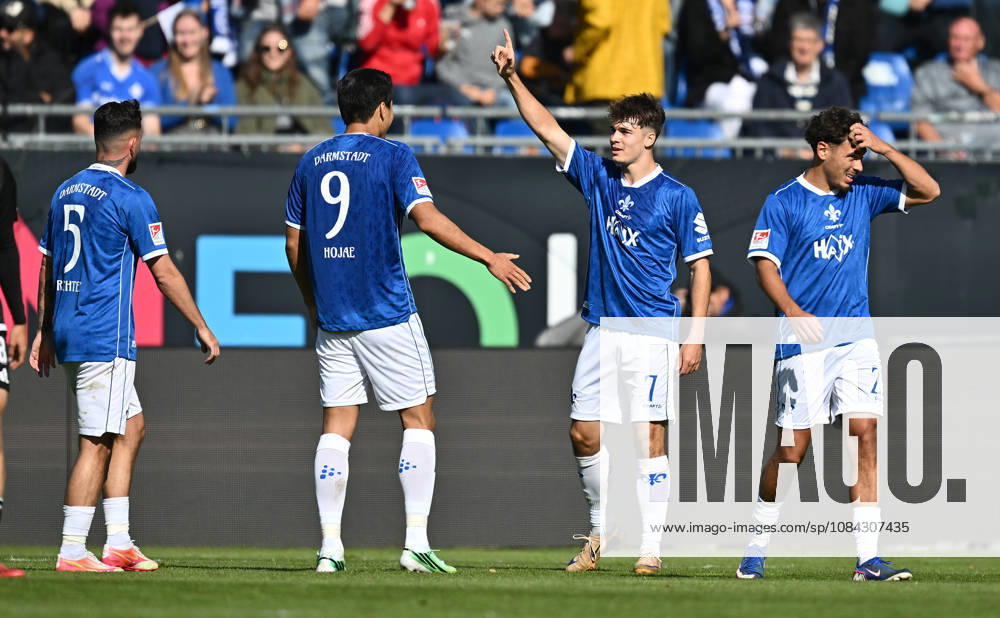Soccer 2. Bundesliga, SV Darmstadt 98 vs. Energie Cottbus, Marco Richter (SV Darmstadt 98), Nicolas Verkooijen, SV Darmstadt 98; Ho Jae Ho Jae Lee, SV Darmstadt 98; Goal Scorer: Noah Weißhaupt, SV Darmstadt 98; Goal celebration, Celebration, Goal celebration, celebrating the goal, 1–1, cheering, celebrated, cheers, celebration, DFL, DFB REGULATIONS PROHIBIT ANY USE OF PHOTOGRAPHS as IMAGE SEQUENCES and or QUASI-VIDEO, Darmstadt