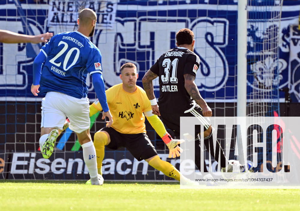 Soccer 2. Bundesliga, SV Darmstadt 98 vs. Energie Cottbus, Aleksandar Vukotic (SV Darmstadt 98), Marcel Schuhen (SV Darmstadt 98), Justin Butler (Energie Cottbus) scores the goal, making the score 0–1. DFL and DFB regulations prohibit any use of photographs as image sequences and or quasi-video. Darmstadt
