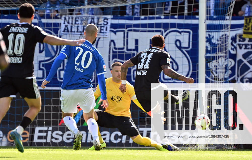 Soccer 2. Bundesliga, SV Darmstadt 98 vs. Energie Cottbus, Aleksandar Vukotic (SV Darmstadt 98), Marcel Schuhen (SV Darmstadt 98), Justin Butler (Energie Cottbus) scores the goal, making the score 0–1. DFL and DFB regulations prohibit any use of photographs as image sequences and or quasi-video. Darmstadt