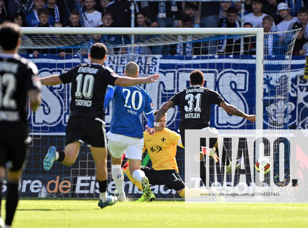 Soccer 2. Bundesliga, SV Darmstadt 98 vs. Energie Cottbus, Aleksandar Vukotic (SV Darmstadt 98), Marcel Schuhen (SV Darmstadt 98), Justin Butler (Energie Cottbus) scores the goal, making the score 0–1. DFL and DFB regulations prohibit any use of photographs as image sequences and or quasi-video. Darmstadt