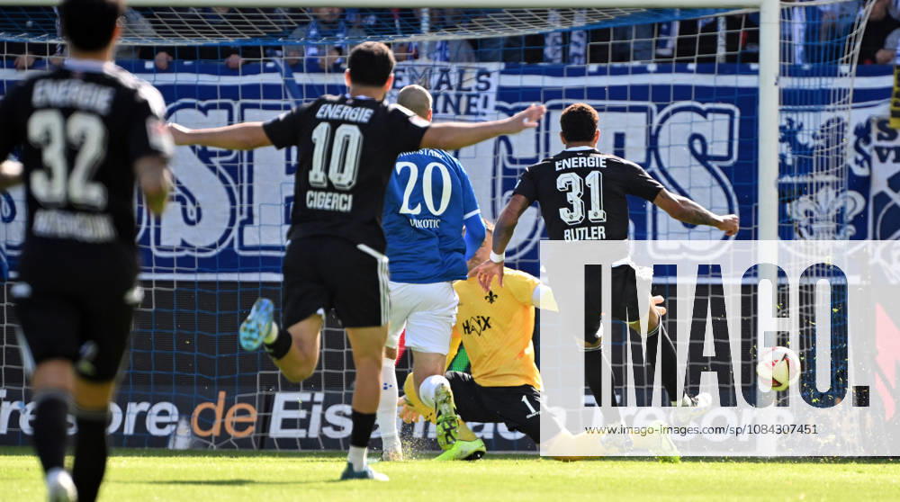 Soccer 2. Bundesliga, SV Darmstadt 98 vs. Energie Cottbus, Justin Butler (Energie Cottbus) scores the goal to make it 0–1, celebrates the goal, The goal celebration for the 0–1 Darmstadt