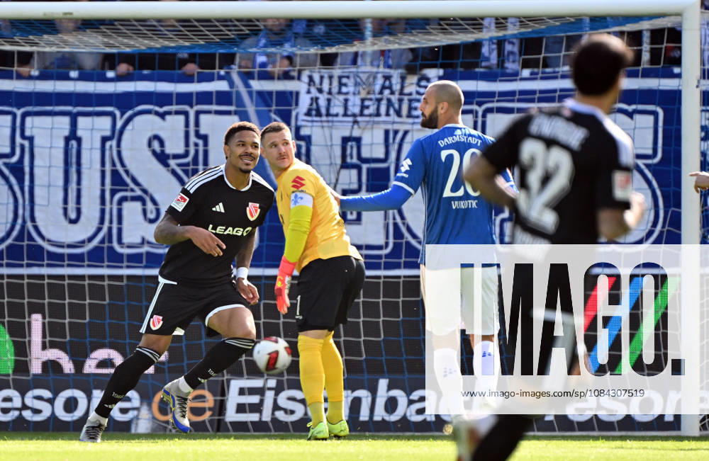 Soccer 2. Bundesliga, SV Darmstadt 98 vs. Energie Cottbus, Justin Butler (Energie Cottbus) scores the goal to make it 0–1, celebrates the goal, The goal celebration for the 0–1 Darmstadt