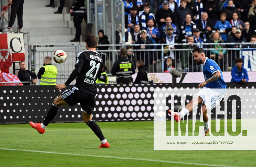 Soccer 2. Bundesliga, SV Darmstadt 98 vs. Energie Cottbus, Luca Erlein (Energie Cottbus), Marco Richter (SV Darmstadt 98). DFL and DFB regulations prohibit any use of photographs as image sequences and or quasi-video. Darmstadt