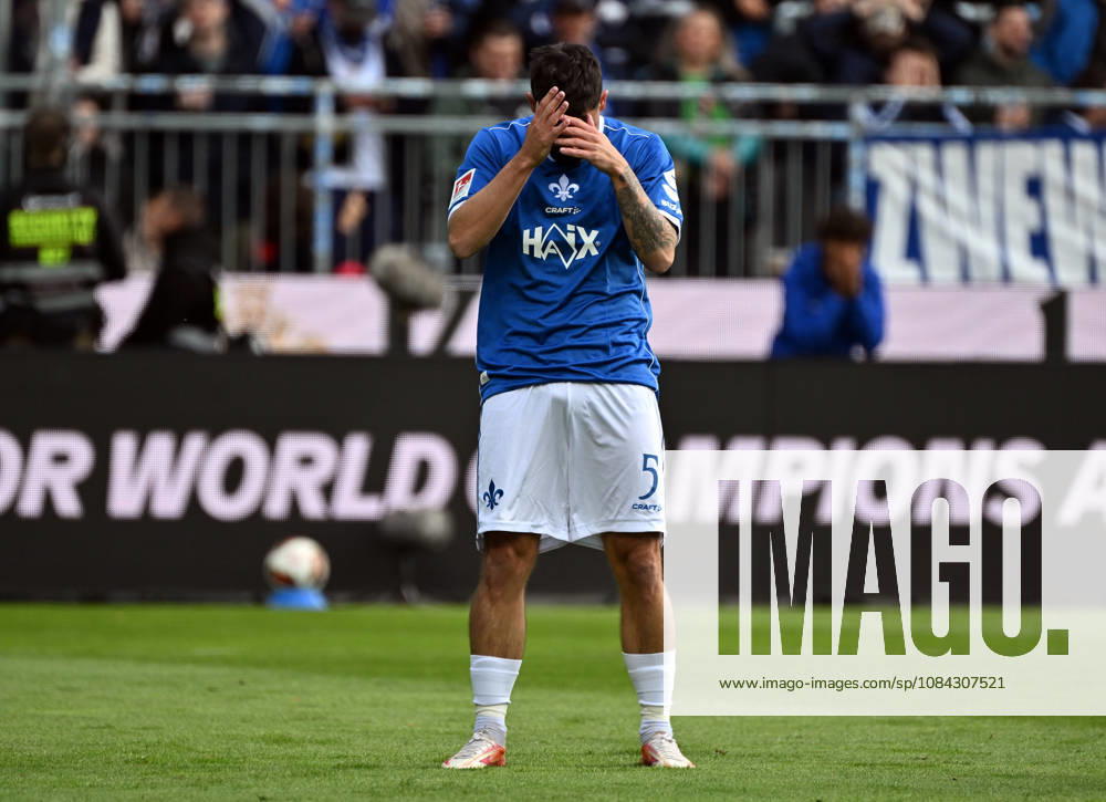 Soccer 2. Bundesliga, SV Darmstadt 98 vs. Energie Cottbus, Marco Richter of SV Darmstadt 98 looks disappointed, DFL and DFB regulations prohibit any use of photographs as image sequences and or quasi-video, Darmstadt