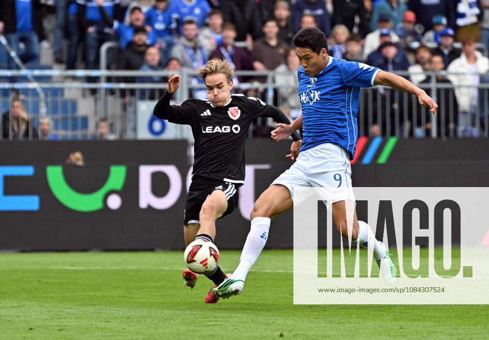 Soccer 2. Bundesliga, SV Darmstadt 98 vs. Energie Cottbus, Lukas Michelbrink (Energie Cottbus), Ho Jae Lee (SV Darmstadt 98). DFL and DFB regulations prohibit any use of photographs as image sequences and or quasi-video. Darmstadt